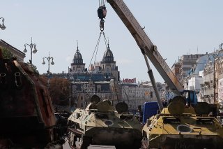 Des véhicules militaires blindés russes endommagés, saisis par l'armée ukrainienne, sont exposés à Kiev en vue des célébrations du Jour de l'Indépendance, le 24 août.